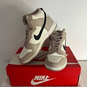 Nike Women’s Dunks Fossil Stone